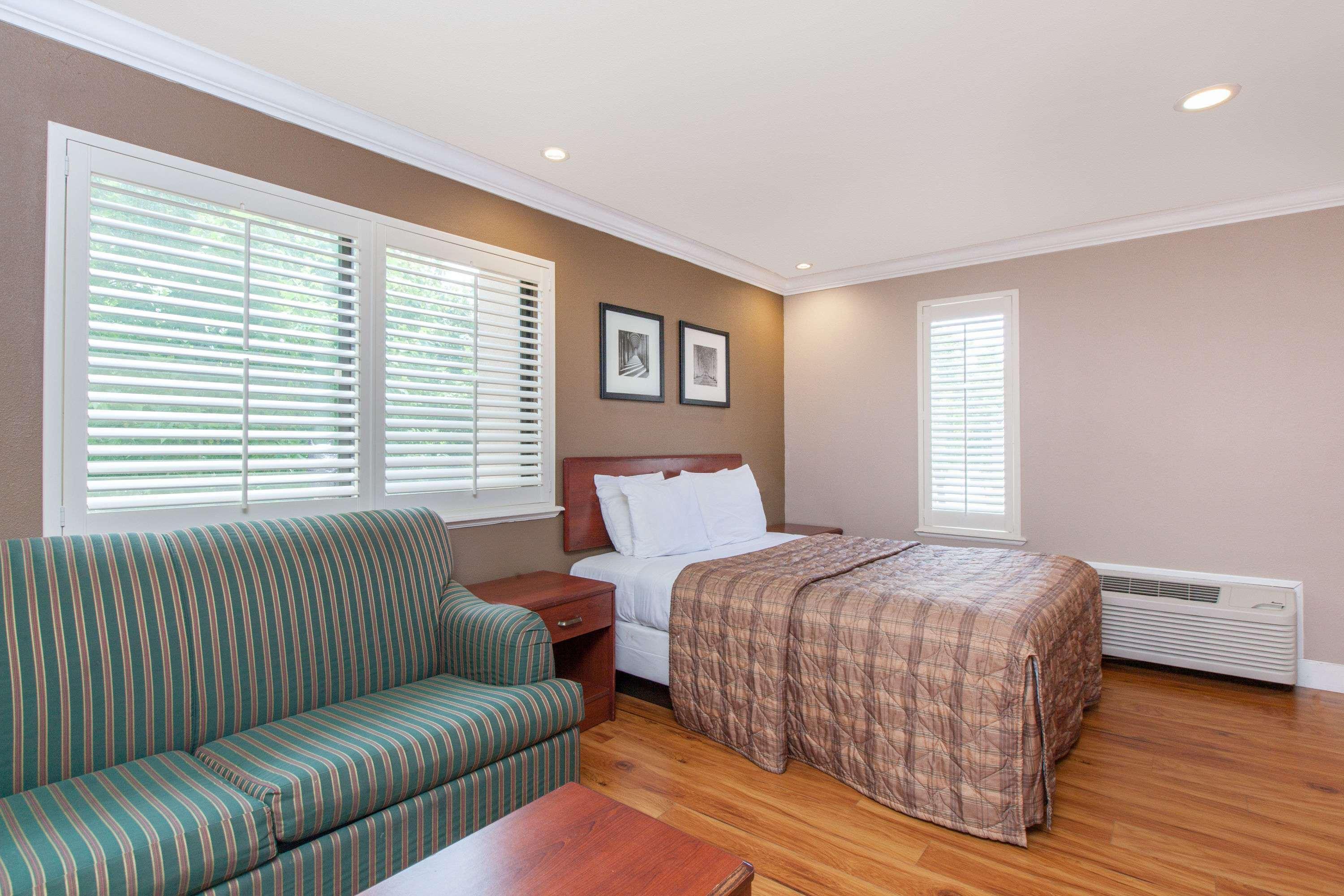 Days Inn By Wyndham San Francisco S/Oyster Point Airport Саут-Сан-Франциско Екстер'єр фото